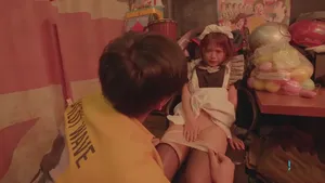 Cô vợ bị quản lý đụ ngay phía sau tấm kính 1 chiều mà Người chồng không hề hay biết