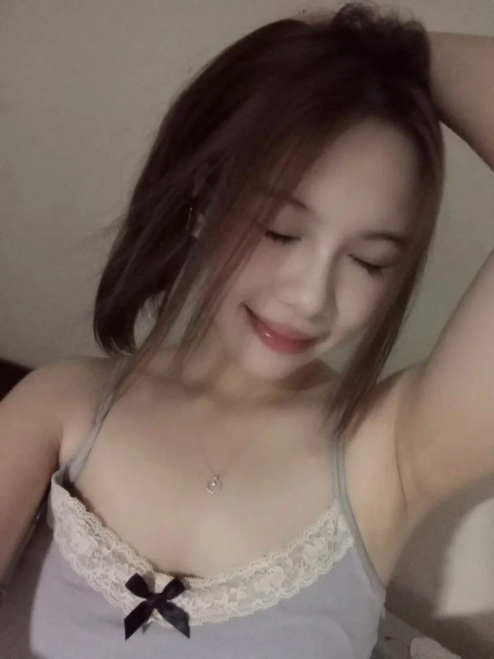 Cô gái trẻ năm 2000 nói: "Làm ơn làm mạnh hơn nữa, đừng dừng lại, để tôi đụ cô ấy đến chết"