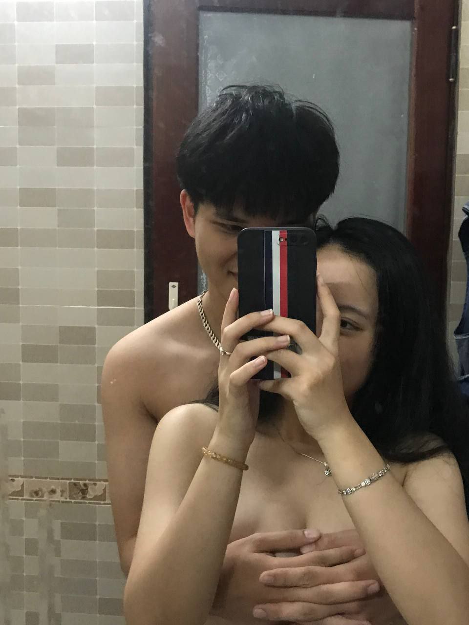 Sex hậu môn bằng dương vật giả và trói buộc cho em da trắng to lớn, phục tùng và háo sắc